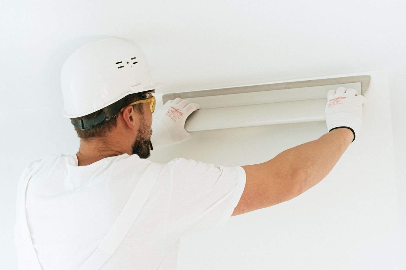 Fitting a ceiling-mounted unit